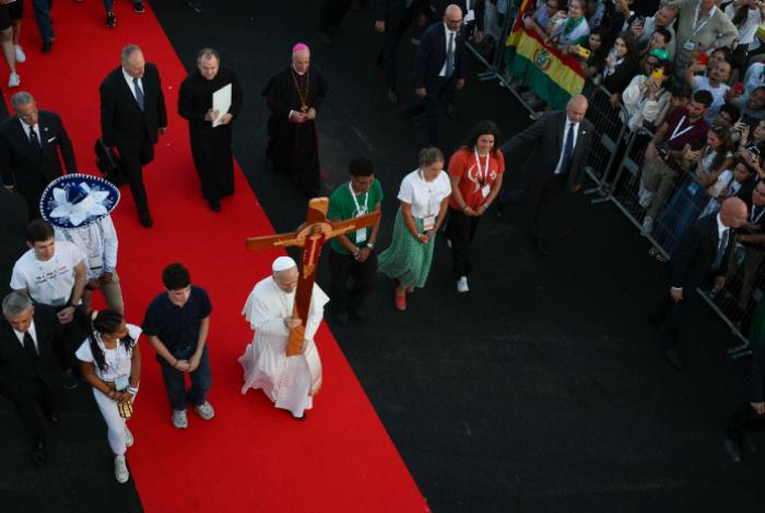 León XIV llama a "construir un mundo más humano" en un multitudinario Jubileo de Jóvenes