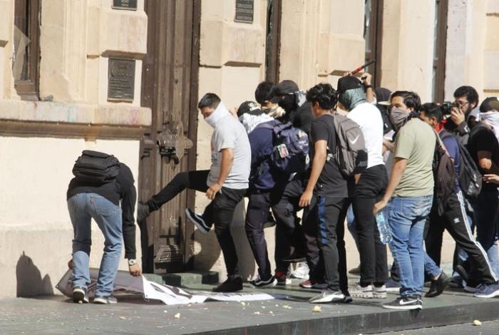 Liberan a siete de los detenidos en disturbios del centro de Morelia; solo uno será procesado por sabotaje y daños