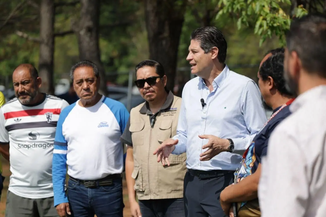  Llama Alfonso Martínez a periodistas a defender la libertad de expresión