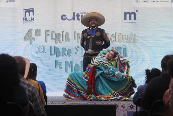  Lleno total del Ballet Folklórico del Ayuntamiento en foro principal de la FILLM