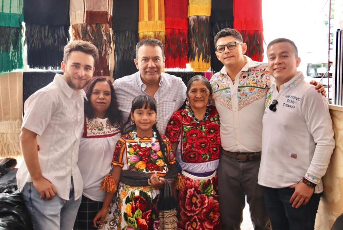 ¡Llévate a mamá al concierto de El Buki comprando artesanía michoacana!