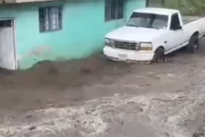 Lluvia convierte calles de Tancítaro en ríos y arrastra vehículos