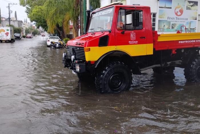 Lluvias afectan vialidades en Morelia