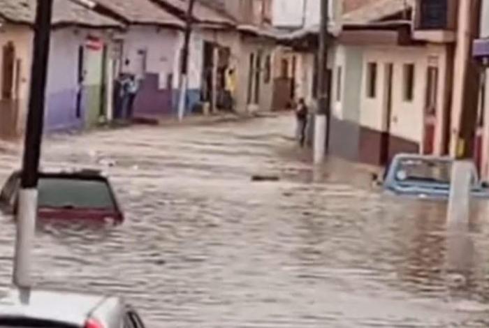 Lluvias inundan Purépero y desbordan presa Aristeo Mercado, en Villa Jiménez