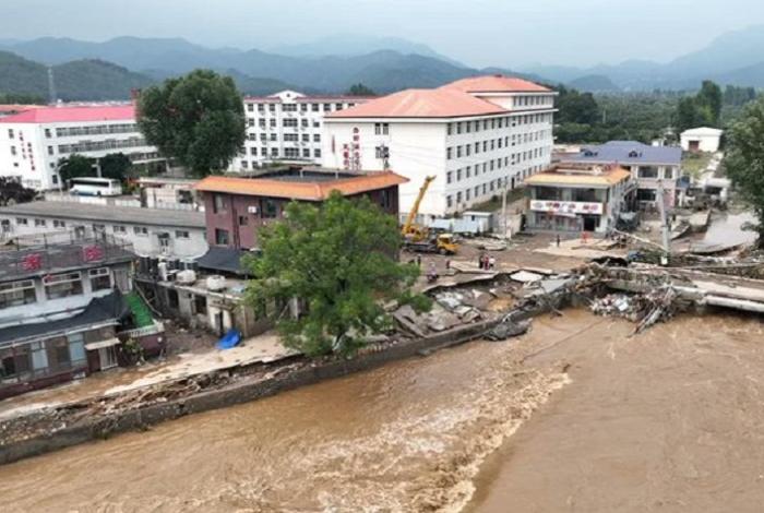 Lluvias torrenciales inundan Pekín y dejan al menos 30 muertos