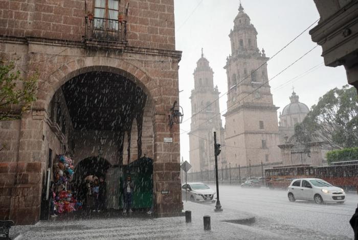 Lluvias y granizada ayudaron al combate de incendios forestales en Morelia: PC