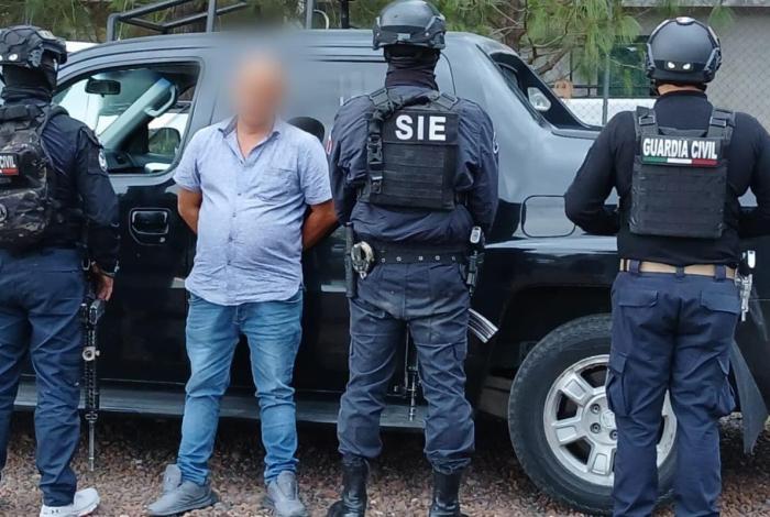 Lo detienen por ir a exceso de velocidad y resulta con orden de aprehensión por delitos sepsuales