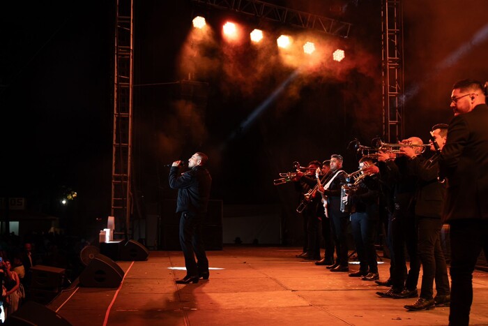 Lo intentó y sí funcionó, Espinoza Paz dejó su corazón a las mamás en el Festival de Origen