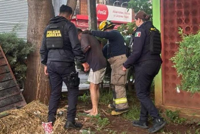 ¡Lo rescatan de las llamas! Adulto mayor sobrevive a incendio en Morelia