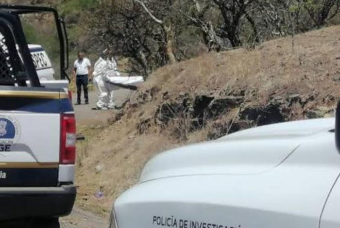 Localizado c4d4ver con huellas de violencia en carretera de Tingüindín