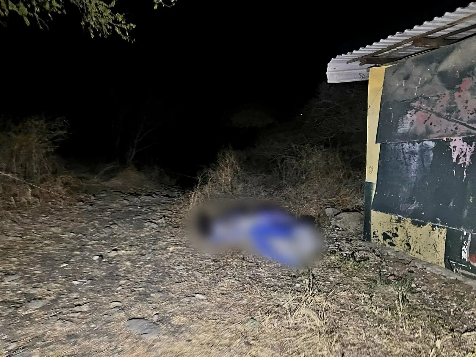 Localizan cadáver baleado y encobijado, en Zamora
