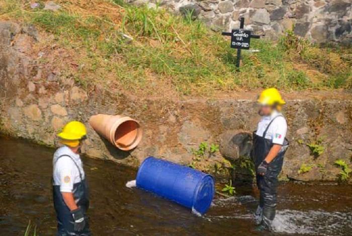 Localizan cadáver de mujer dentro de tambo de plástico, en un río de Uruapan