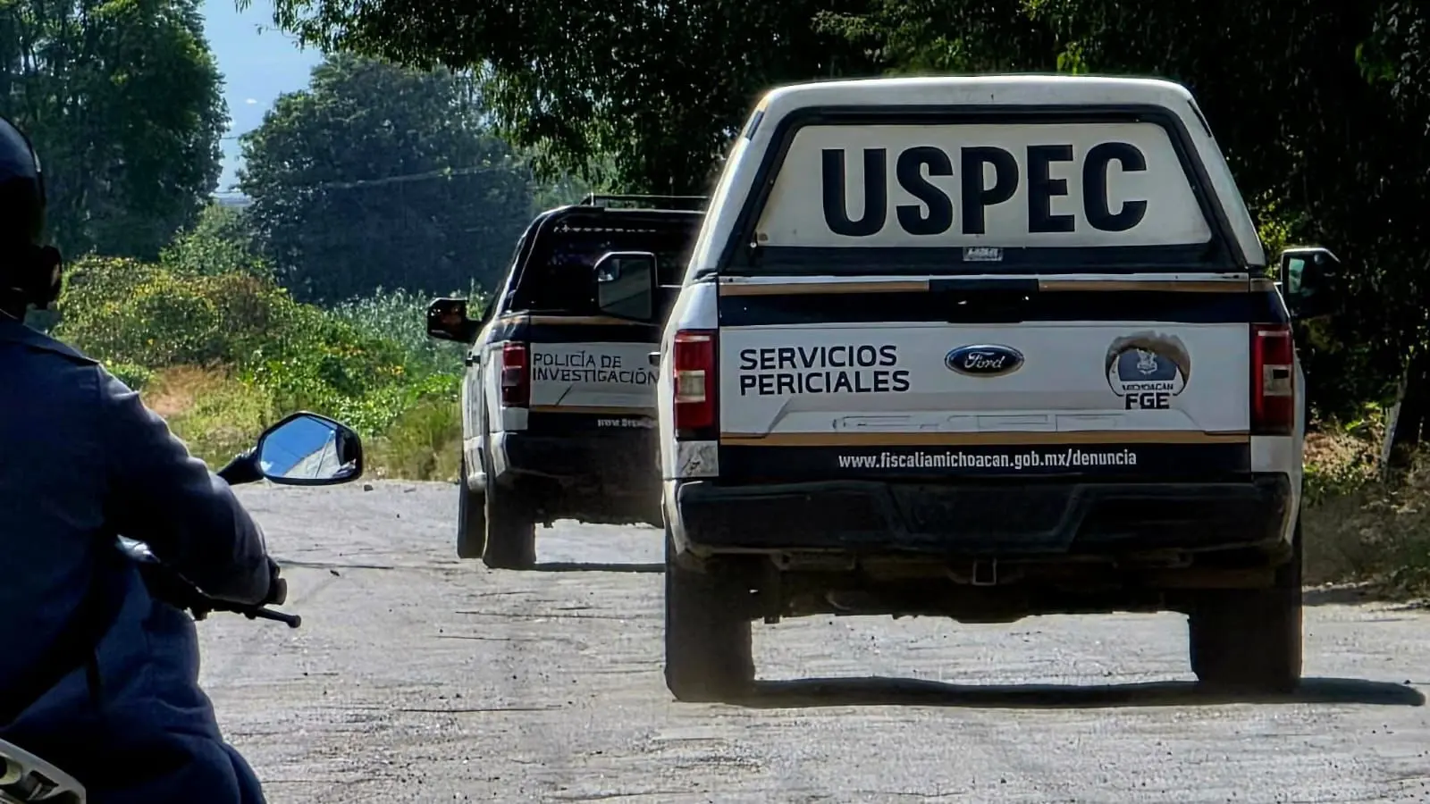 Localizan cadáver desmembrado y esposado en carretera de Apatzingán