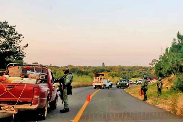 Localizan cadáver encobijado y le dejan un mensaje, en la carretera Uruapan-Lombardía