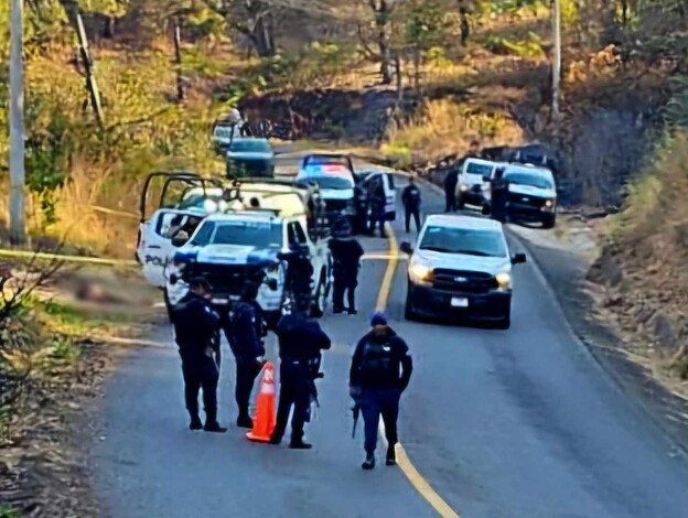  Localizan cadáver torturado y a un costado de la carretera libre Uruapan-Gabriel Zamora