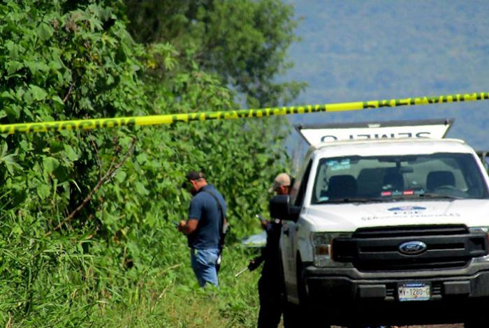 Localizan el cuerpo en descomposición de una mujer en un predio Zamora