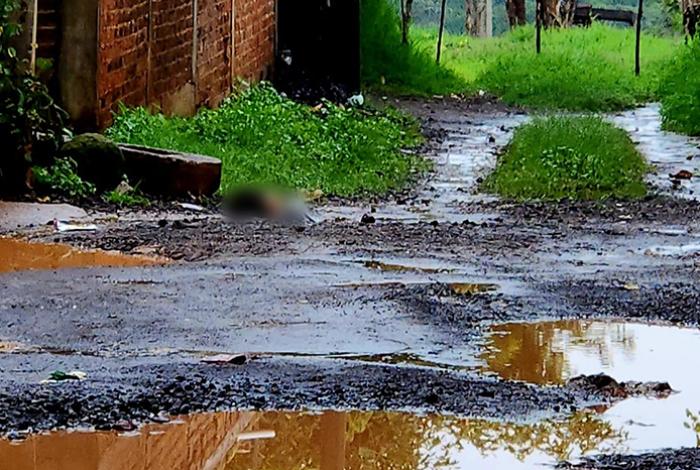 Localizan un cadáver decapitado y maniatado en un predio de Tangamandapio
