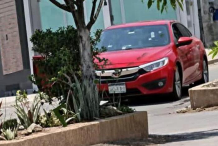 Localizan vehículo baleado en la colonia Zapata de Apatzingán; no hay heridos