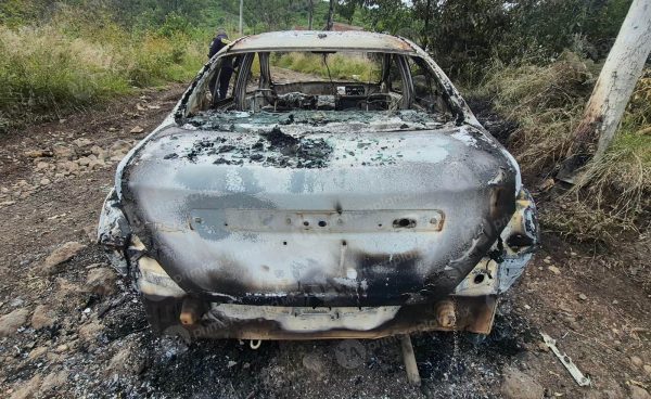 Localizan Versa calcinado a la orilla de la Morelia–Copándaro