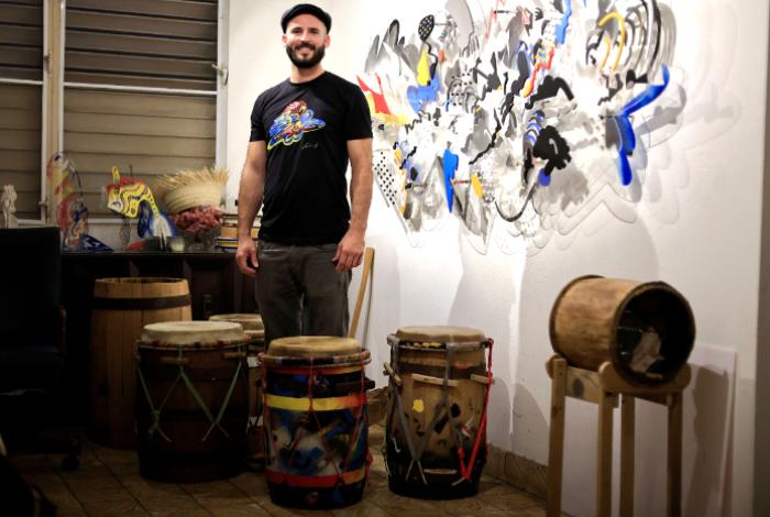 Los artesanos preservan la percusión tradicional de Puerto Rico que hace sonar Bad Bunny