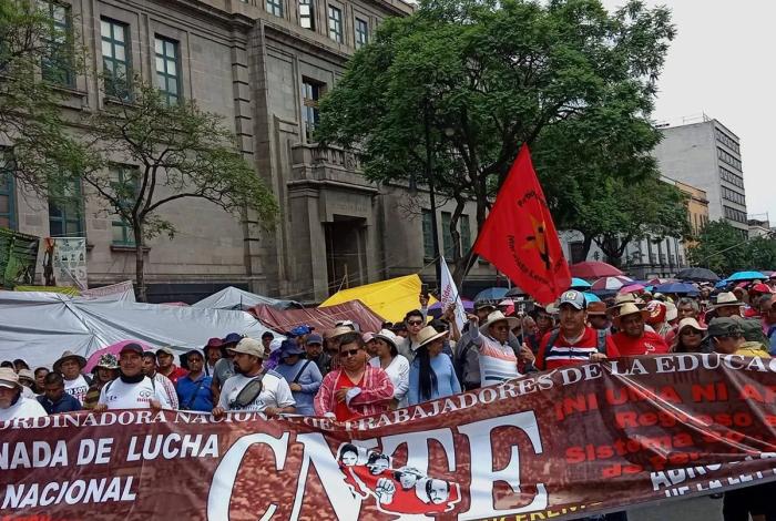 Los decretos no resuelven; CNTE no descarta volver al plantón y otro paro indefinido de labores