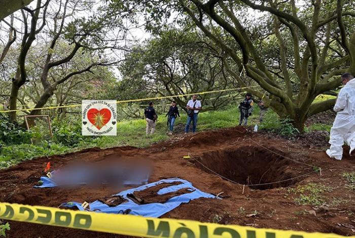 Madres buscadoras localizan cadáver en una fosa clandestina, al sur de Uruapan