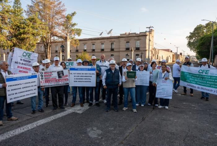 Madres buscadoras y jubilados de CFE se manifiestan en sede de la Conferencia del Pueblo