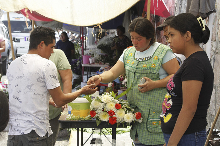 Madres trabajadoras, entre barreras laborales y sobrecarga de tareas de cuidado