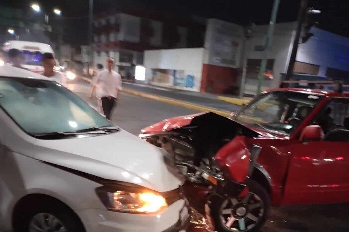 Madrugada en Morelia: auto arde en la Morelos norte y dos autos chocan en El Monumento