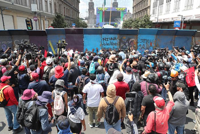 Maestros de la CNTE chocan con policías en el Zócalo de la CdMx