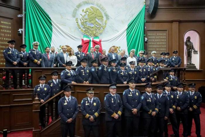 Magaña de la Mora, tras entrega de reconocimientos a bomberos en el Congreso, resalta la labor que realizan