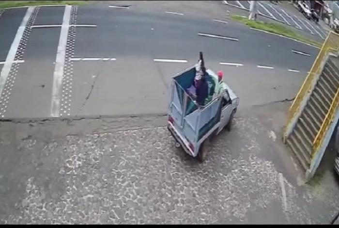 Maniobra imprudente provoca accidente en la Pátzcuaro - Morelia; viajaban 3 en la caja de una pick-up