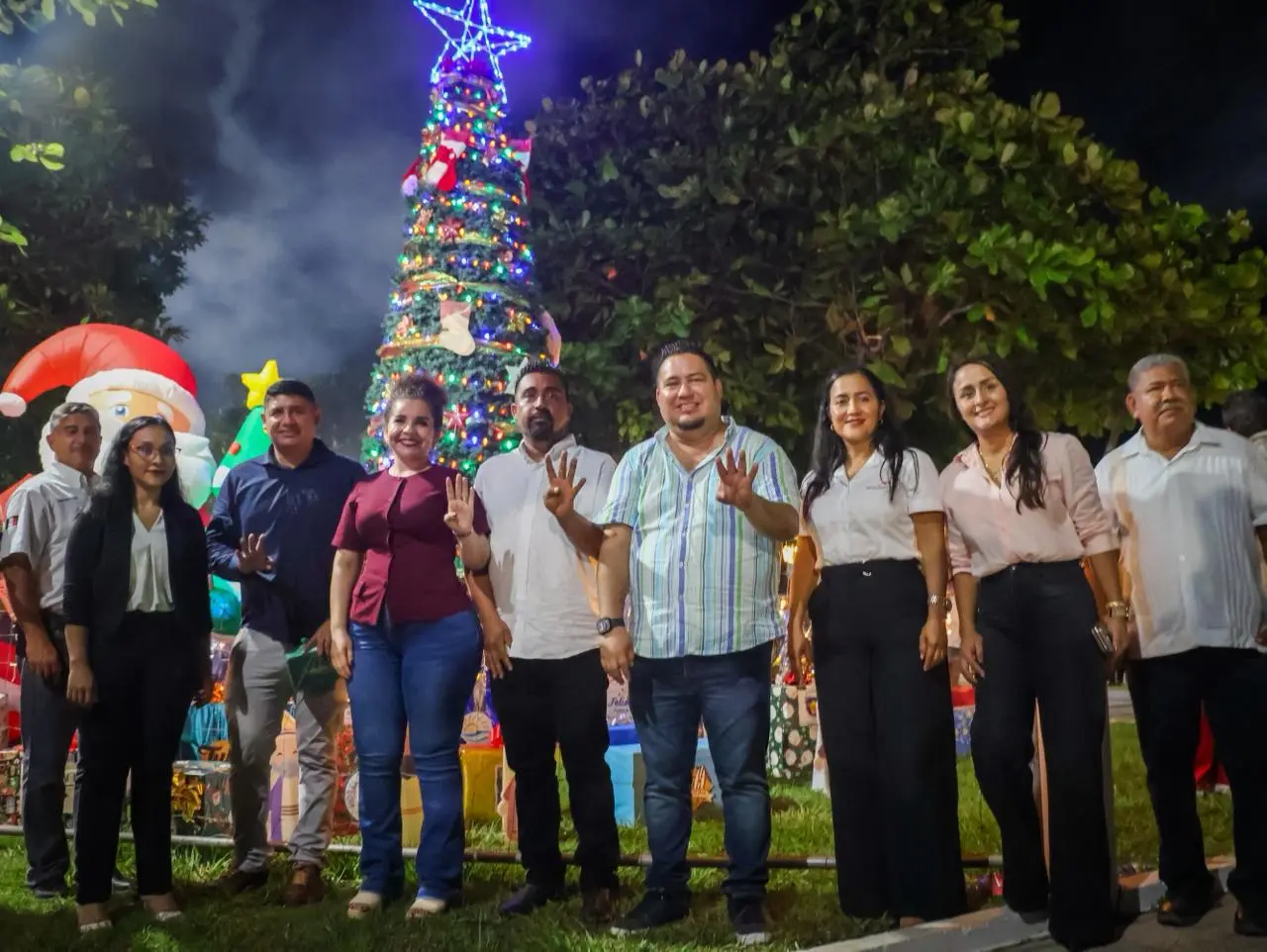 Manuel Esquivel Acompaña a 1er. Informe de Actividades de Playa Azul