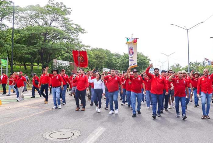 Manuel Esquivel, edil de Lázaro Cárdenas, marcha con mineros en 91 aniversario del sindicato
