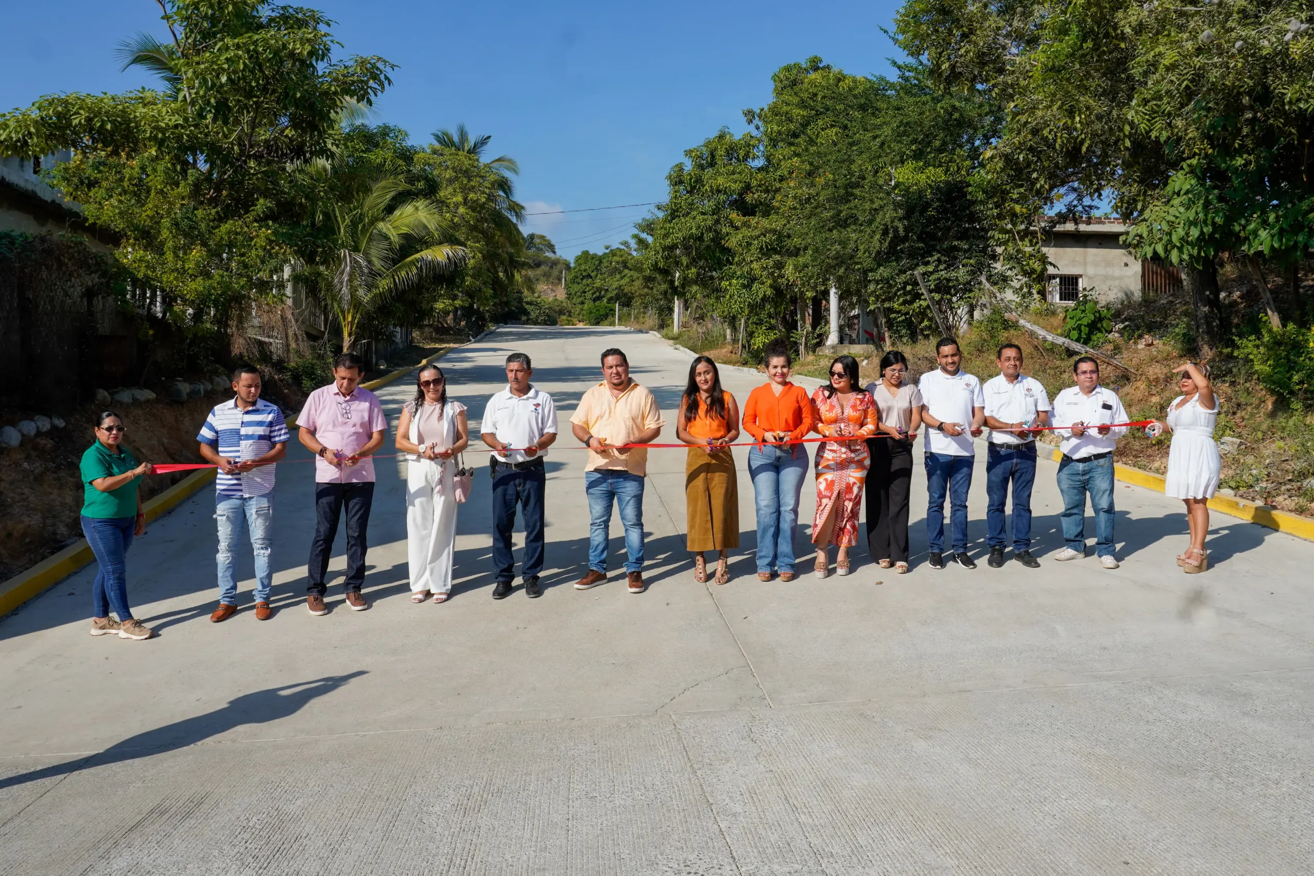  Manuel Esquivel Entrega Pavimentación de Calle Olivos en Caleta de Campos