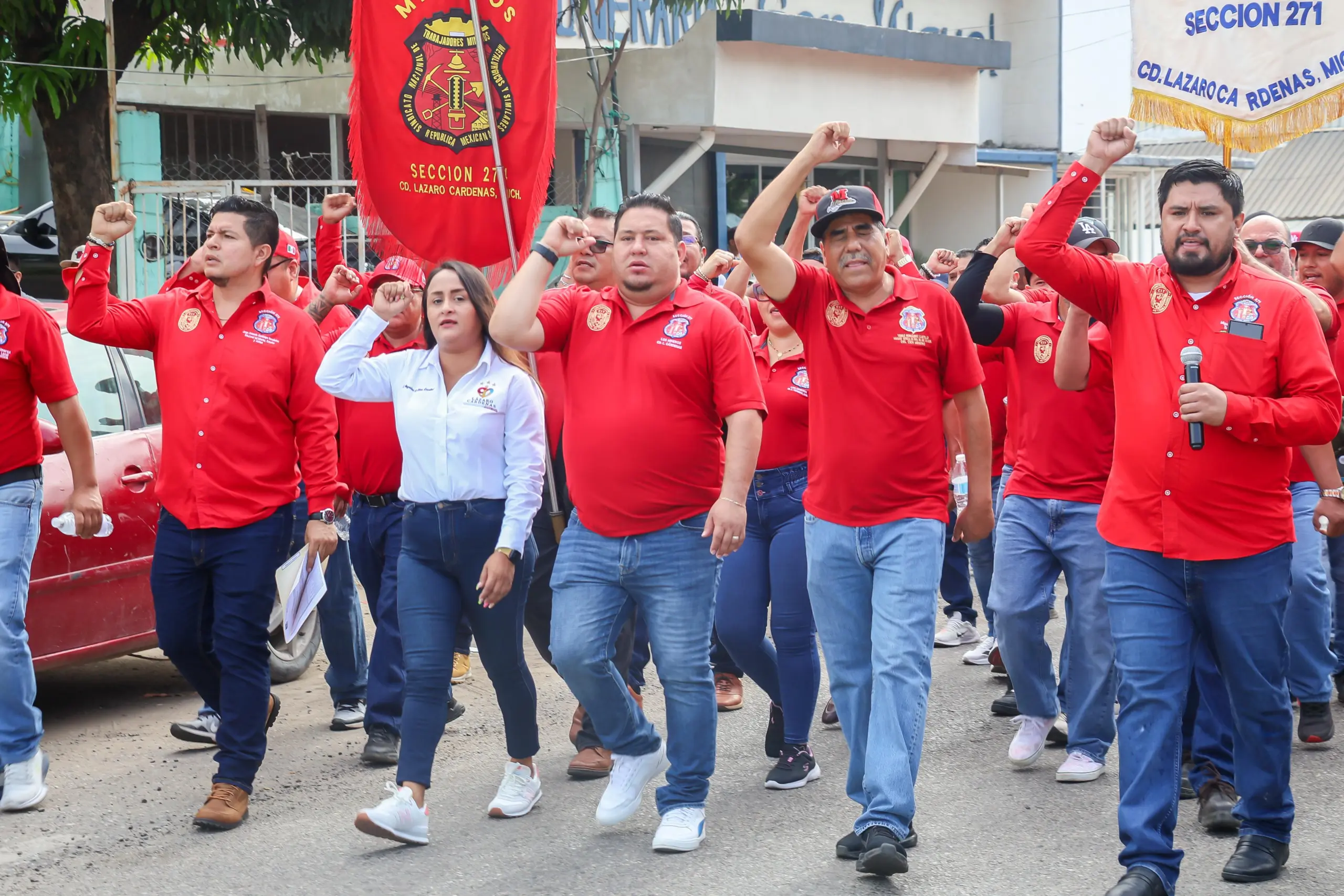 Manuel Esquivel Marcha con Mineros en 91º Aniversario