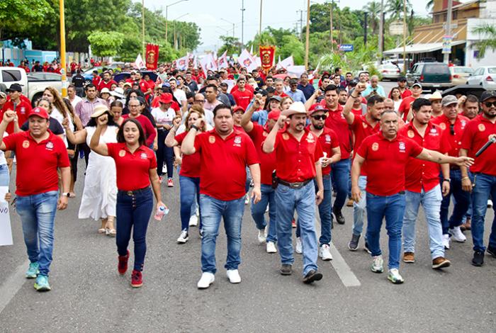 Manuel Esquivel marcha en apoyo a Sindicato Minero en Lázaro Cárdenas