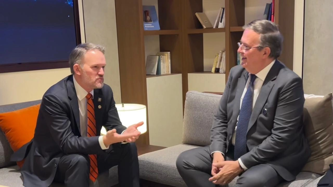 Marcelo Ebrard se reúne con el secretario de Comercio de EU en Corea del Sur