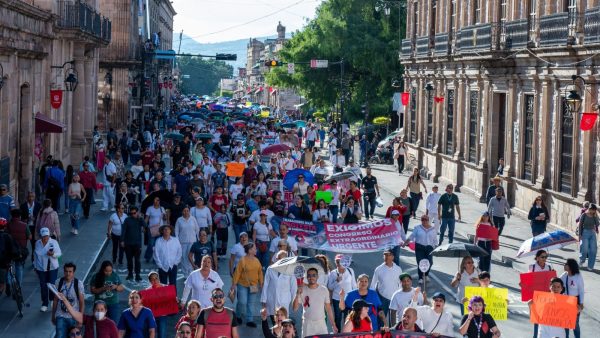 Marcha IMSS en reclamo de aumento salarial y atención de carencias laborales 