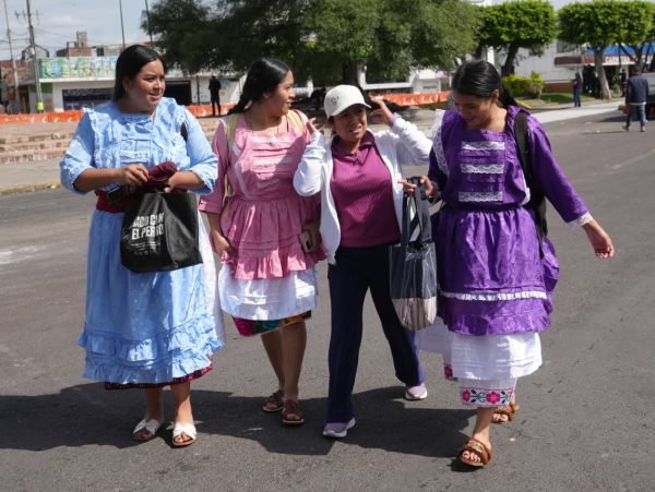 Marchan docentes indígenas en Morelia