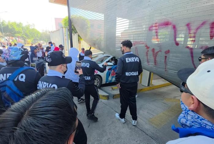 Marchan normalistas y a su paso, destruyen edificios públicos y particulares