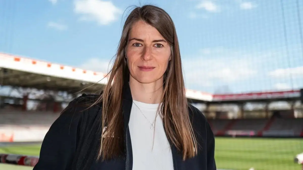 Marie-Louise Eta hace historia como primera mujer en dirigir en la Bundesliga