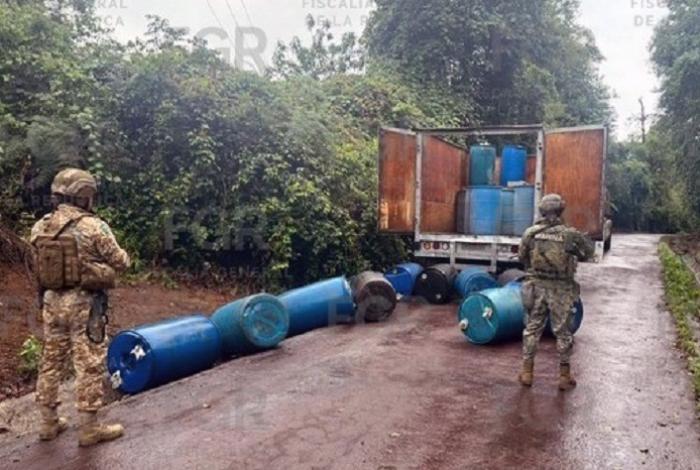 Marina asegura más de 14 mil litros de gasolina en bidones y tambos en Arteaga, Michoacán