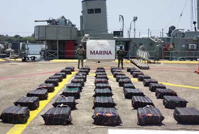 Marina asegura más de 1.6 toneladas de presunta cocaína frente a costas de Michoacán
