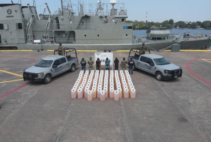 Marina asegura una embarcación con 6 mil litros de presunto huachicol, en las costas de Michoacán