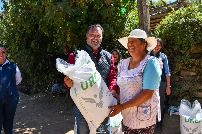  Más apoyo para el campo: Julio Arreola entrega fertilizante a productores de Condémbaro