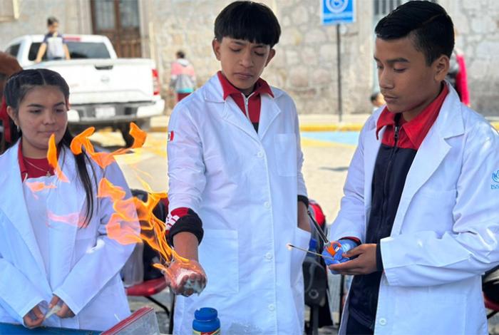 Más de 250 alumnos presentaron proyectos en la plaza principal de Tarímbaro