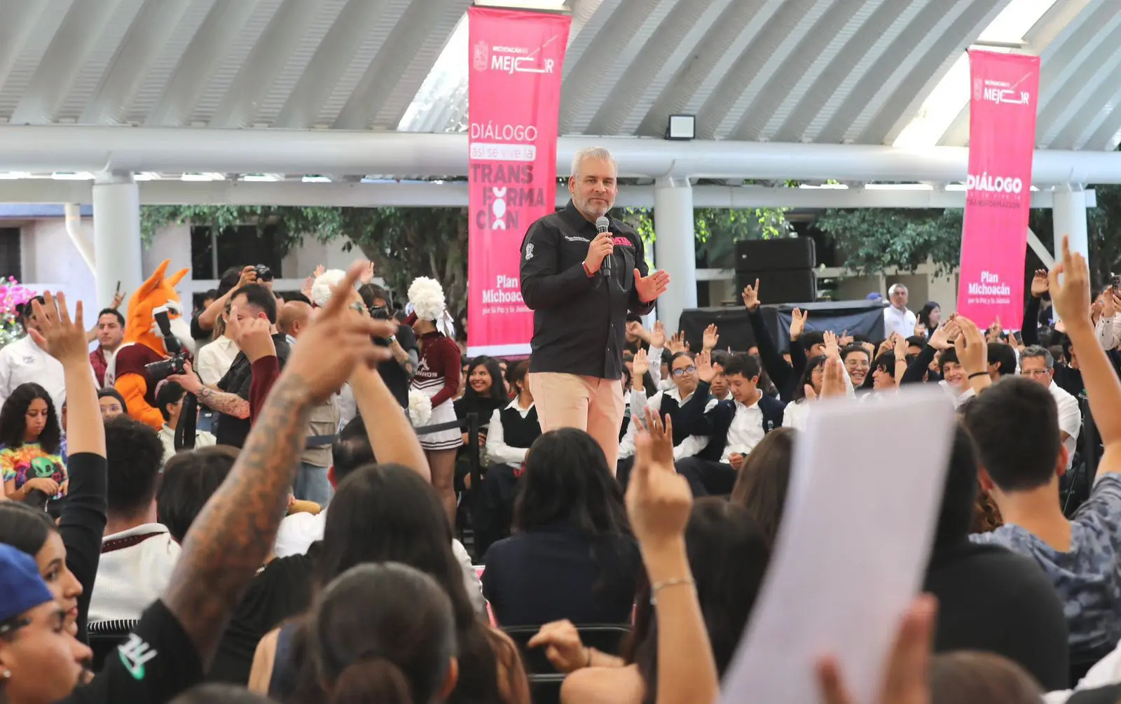Más de 55 mil estudiantes en Michoacán reciben apoyo para el transporte: Bedolla