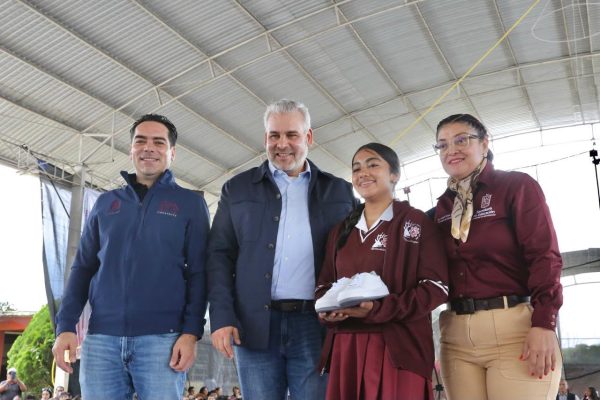 Más de 800 mil pares de tenis, ha entregado Bedolla en secundarias