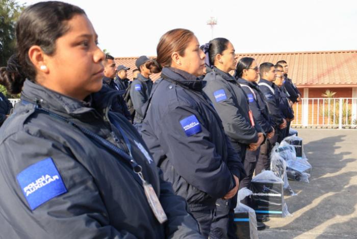 Más de mil 600 policías auxiliares recibieron uniformes para fortalecer labor operativa